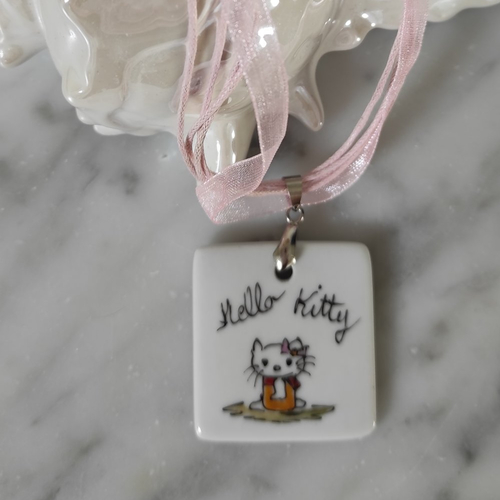 Pendentif porcelaine fillette hello kitty peint à la main