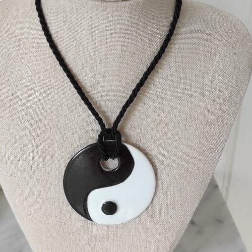 Pendentif porcelaine yin yang peint à la main