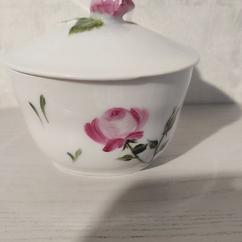Boite bonbonnière avec roses en porcelaine peintes fait main