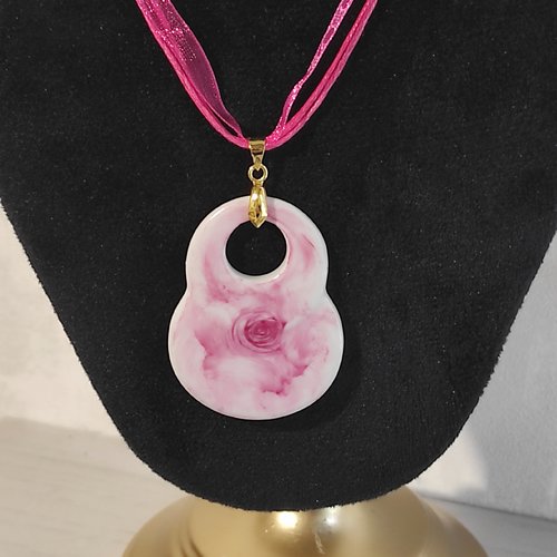 Pendentif double rond décoré rose peint sur porcelaine