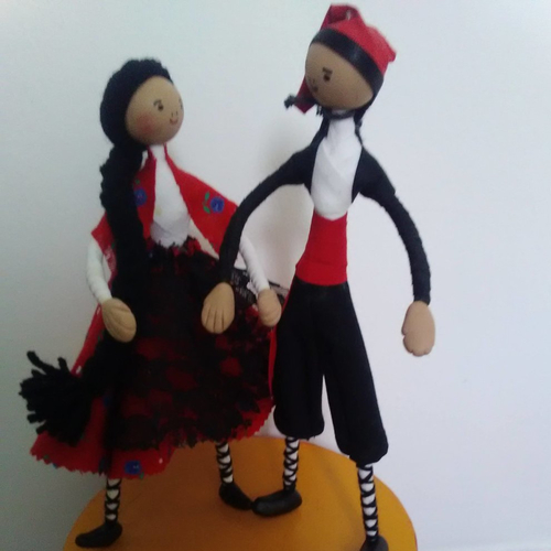 Couple de danseurs catalans sur socle