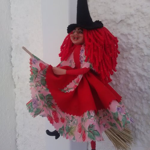 Petite sorcière de 25cm à suspendre en décoration d'intérieur