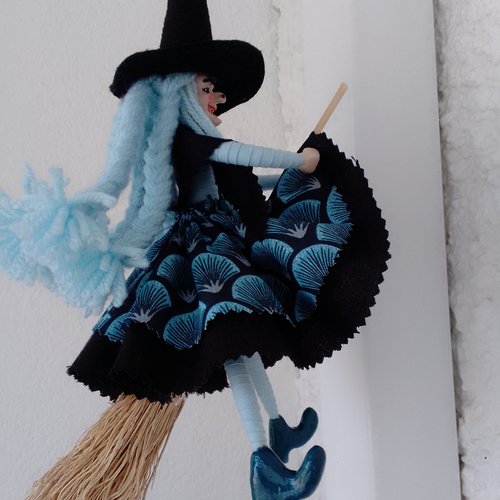 Petite sorcière de 25cm à suspendre en décoration d'intérieur