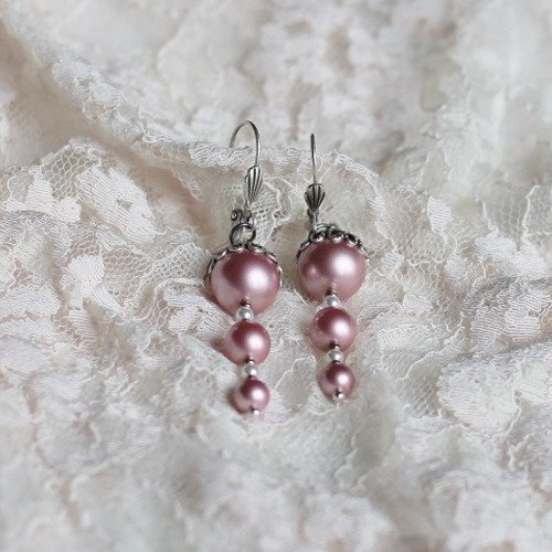 Boucles d'oreilles goutte en perles nacrées swarovski rose poudré fond argent vieilli