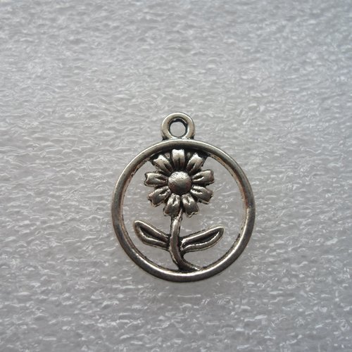 Breloque / medaillon fleur metal argente