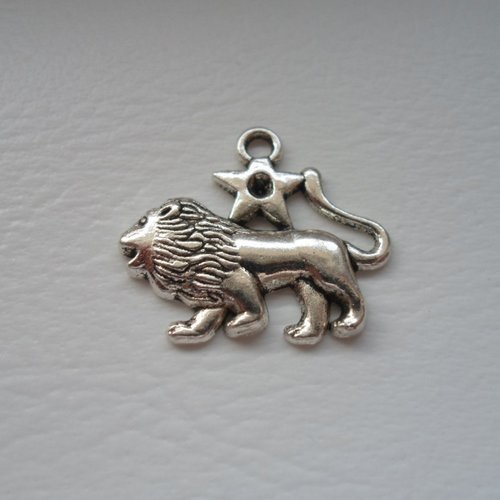 Breloque lion signe zodiaque metal argente
