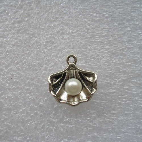 Breloque coquillage avec perle metal argente
