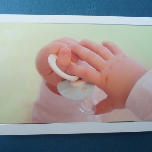 Carte  de voeux double mains de bebe et tetine