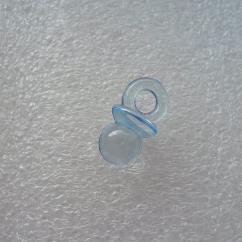Breloque tetine bebe bleu transparent acrylique