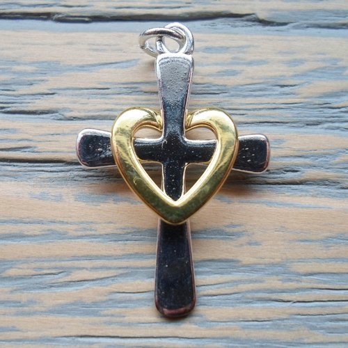 Breloque pendentif croix et coeur enlaces metal argente et dore