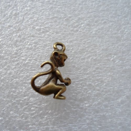 Breloque singe assis metal couleur bronze