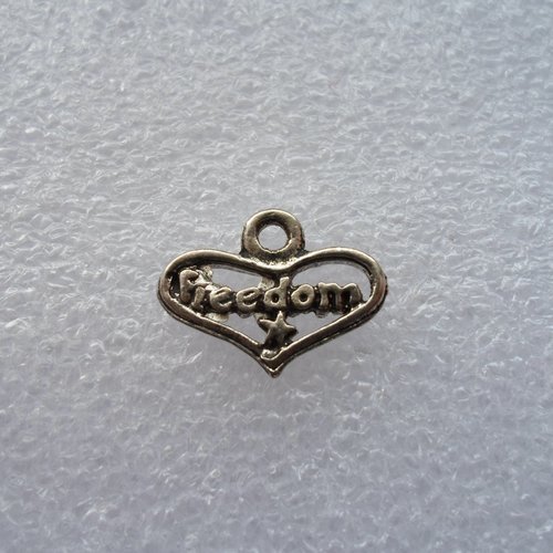 Breloque coeur inscription freedom metal argente