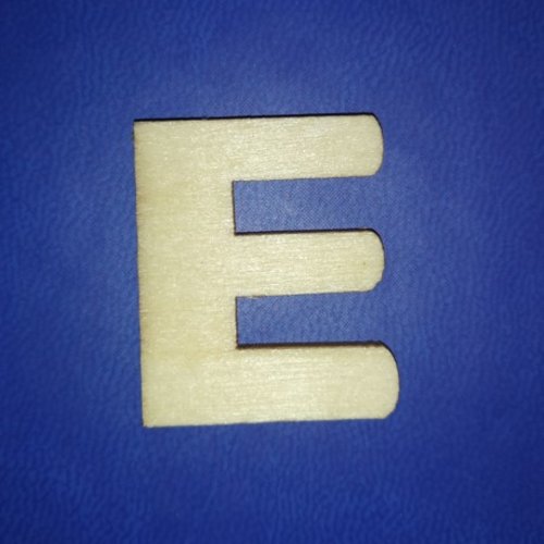Lettre "e" en bois a decorer alphabet