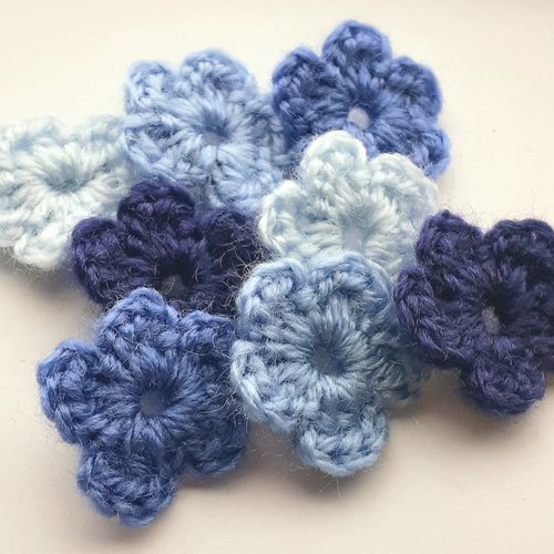 Lot 8 fleurs en laine applique au crochet 2,5 cm tons bleu