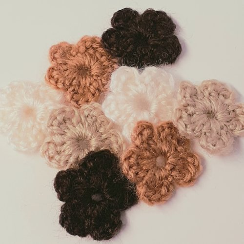 Lot 8 fleurs en laine applique au crochet 2,5 cm tons beige marron