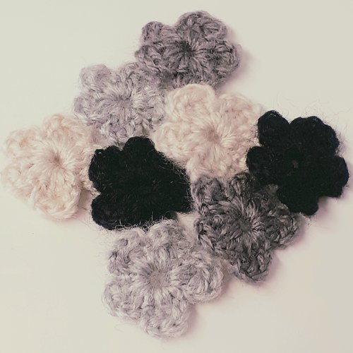 Lot 8 fleurs en laine applique au crochet 2,5 cm tons gris noir