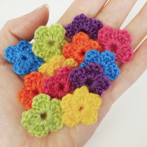 Lot 12 fleurs en laine applique au crochet 2,5 cm tons multicouleur