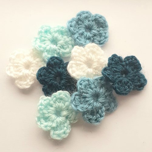 Lot 8 fleurs en laine applique au crochet 2,5 cm tons vert