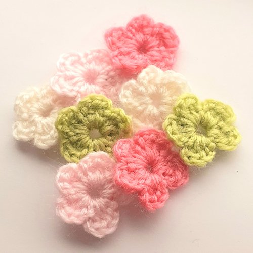 Lot 8 fleurs en laine applique au crochet 2,5 cm tons rose vert