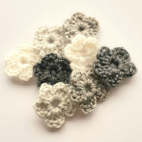 Lot 8 fleurs en laine applique au crochet 2,5 cm tons gris