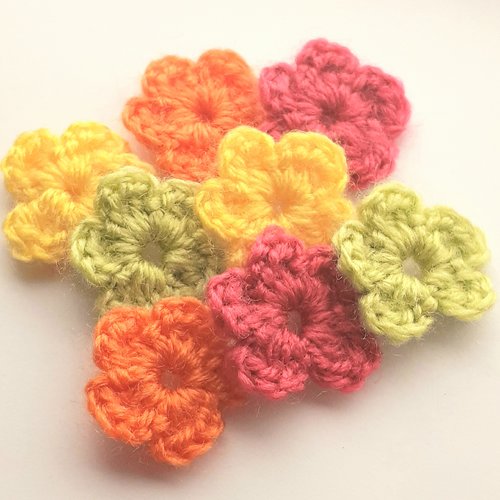 Lot 8 fleurs en laine applique au crochet 2,5 cm tons vert orange jaune rose
