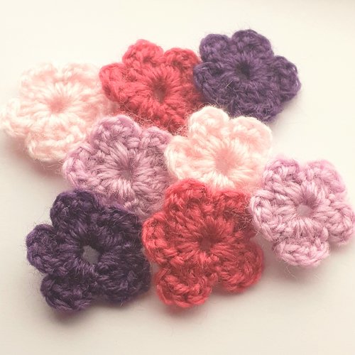 Lot 8 fleurs en laine applique au crochet 2,5 cm tons rose violet