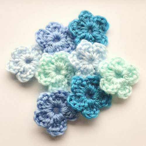 Lot 8 fleurs en laine applique au crochet 2,5 cm tons bleu vert