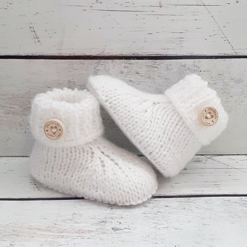 Chaussons pour bébé fille ou garçon, chaussons en laine réalisés au tricot, chaussons avec bouton en bois fantaisie, naissance/3/6 mois