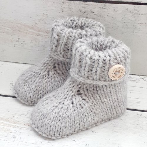 Chaussons pour bébé fille ou garçon, chaussons en laine réalisés au tricot, chaussons avec bouton en bois fantaisie, naissance/3/6 mois