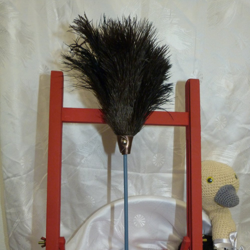 Plumeau en plumes d'autruches collection petit manche teinté