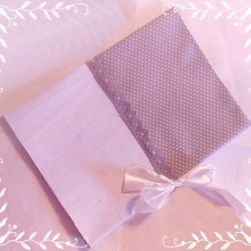 Protège carnet de santé à broder au point de croix