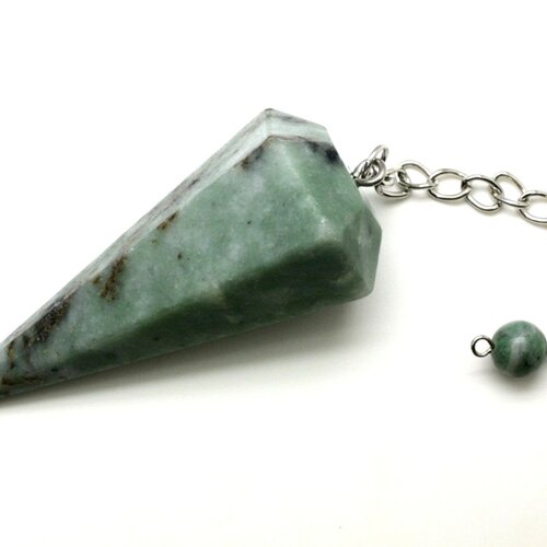 Pendule métal argenté rhodium et pierre jade naturel prisme triangle facetté 72mm vert clair amande