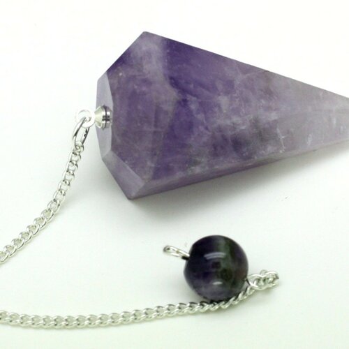 Pendule métal argenté rhodium et pierre améthyste prisme triangle facetté 36mm violet mauve
