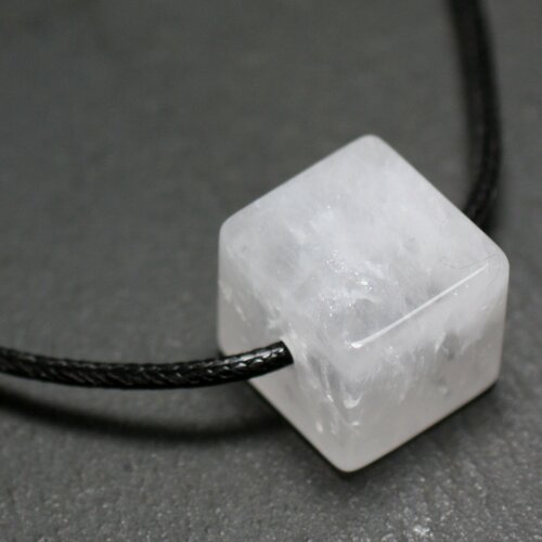 Collier pendentif perle pierre cristal de roche quartz cube 15mm blanc
