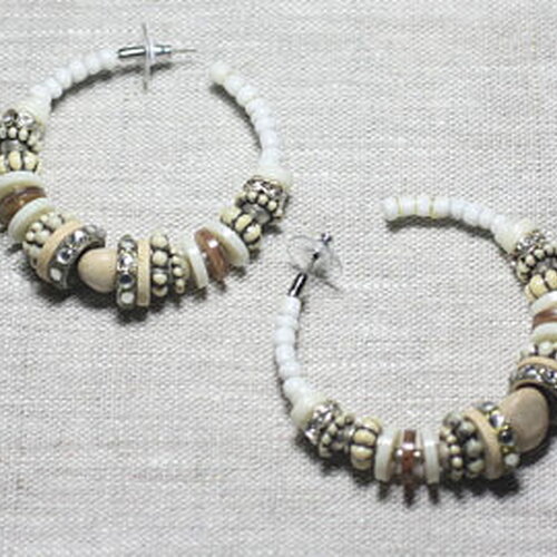 Boucles d'oreilles résine ccb bois blanc crème beige anneaux créoles cercles 60mm - ethnique vintage designer francais - 8741140