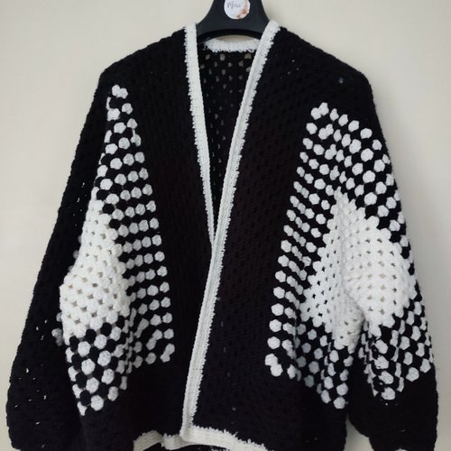 Cardigan harmonie noir et blanc fait main