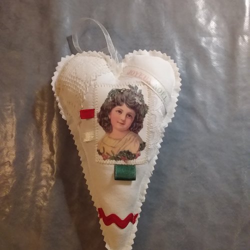 Coeur noël décoré,  en drap ancien , "fillette et gui  joyeux