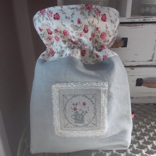 Pochon fleuri brodé