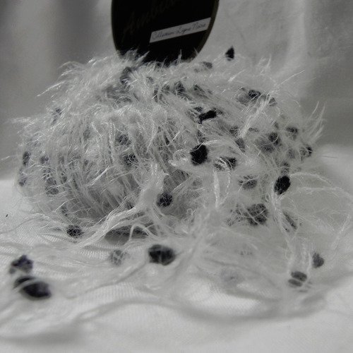 Pelote de laine  blanche aspect duvet