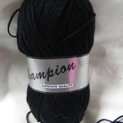 Pelote laine  fine noire 100 g  aspect coton