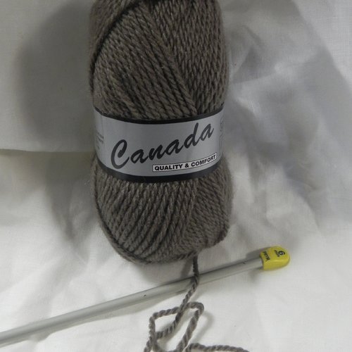 Pelote de laine taupe ( marron ) 60 % acrylique 40 % laine aiguille 4 à 4.5