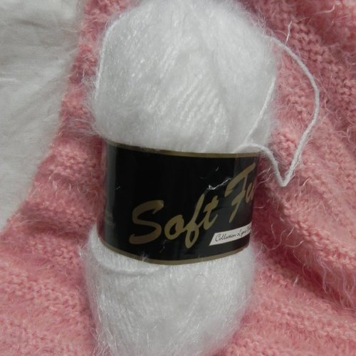 Pelote laine blanche 60 % polyamide, 40 % acrylique  aiguilles 3.5 à 4.5