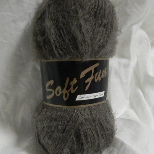 Pelote laine taupe (marron )  60 % polyamide, 40 % acrylique  aiguilles 3.5 à 4.5