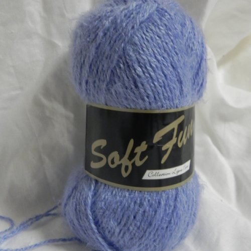 Pelote laine bleu ciel foncé 60 % polyamide, 40 % acrylique  aiguilles 3.5 à 4.5