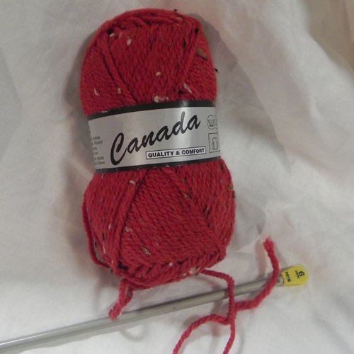 Pelote de laine rouge chiné  61 % acrylique 35 % laine 4 % viscose aiguille 4 à 4.5