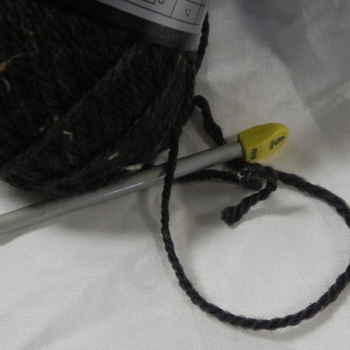Pelote de laine noir chiné  61 % acrylique 35 % laine 4 % viscose aiguille 4 à 4.5