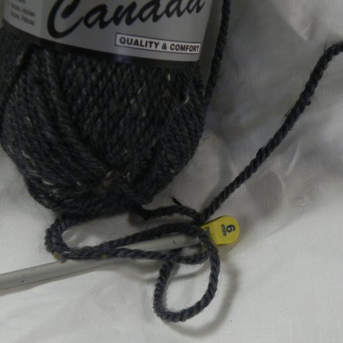 Lot de 2 pelotes de laine gris  chiné  61 % acrylique 35 % laine 4 % viscose aiguille 4 à 4.5