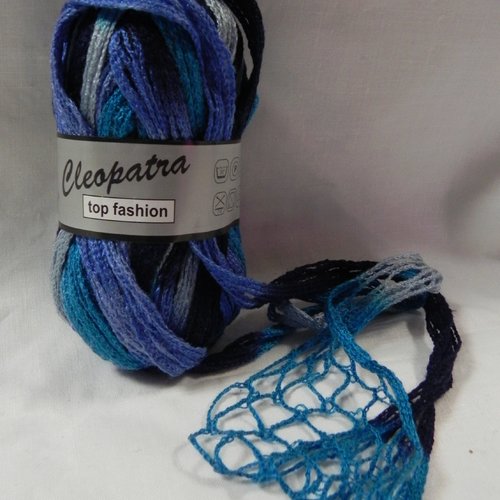 Pelote de laine noire pompons bleus pour 1 écharpe fantaisie - Un