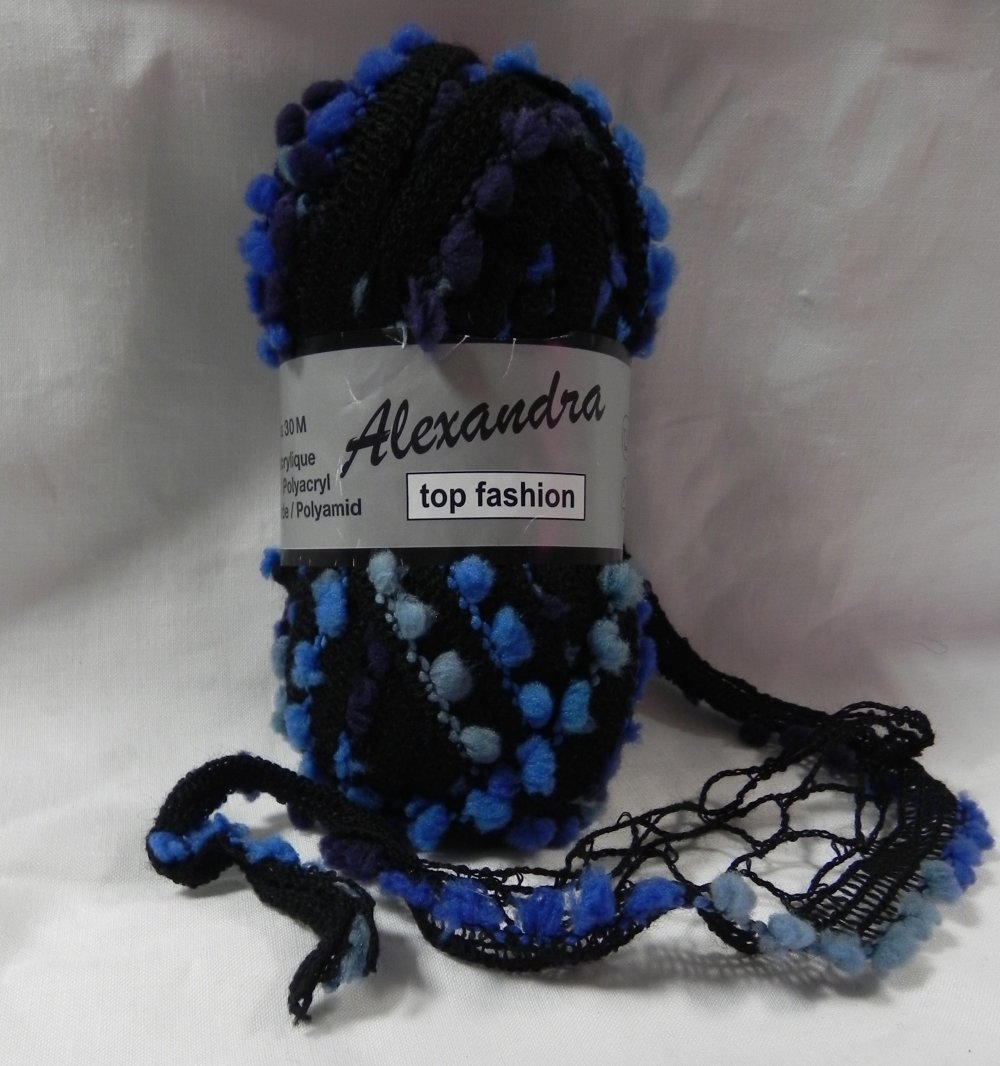 Pelote de laine noire pompons bleus pour 1 écharpe fantaisie - Un