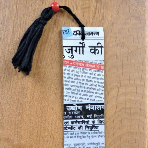 Zéro déchet. cadeau unisexe. marque pages journal hindi, pompon noir (a). cadeau personnalisé